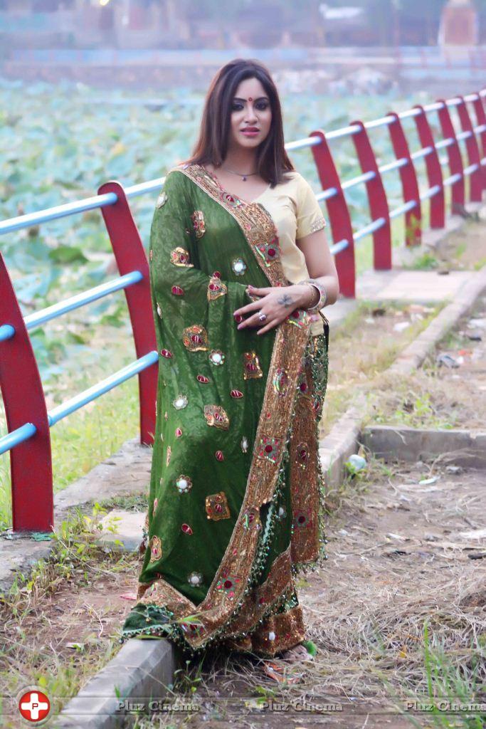 Actress Arshi Khan Outdoor Shoot in Mumbai Photos | Picture 1149577
