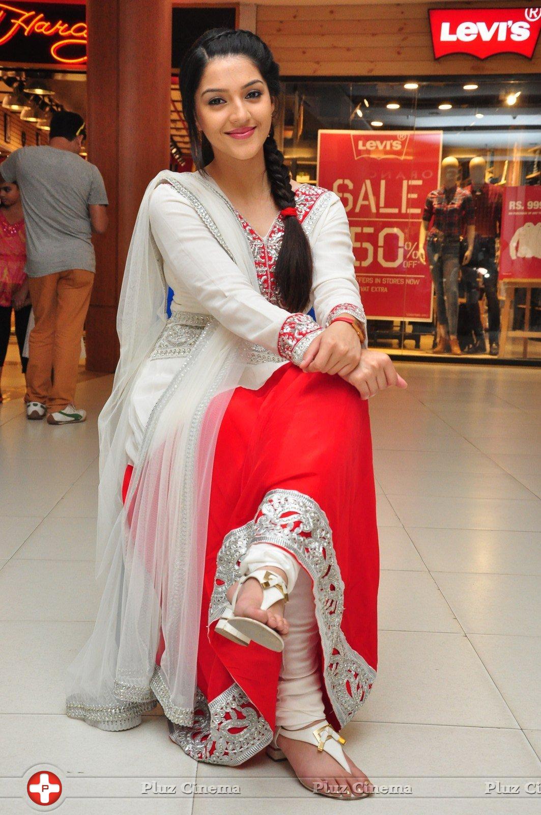 Mehreen Kaur - Krishna Gadi Veera Prema Gadha Movie Team at Inorbit Mall Stills | Picture 1233568