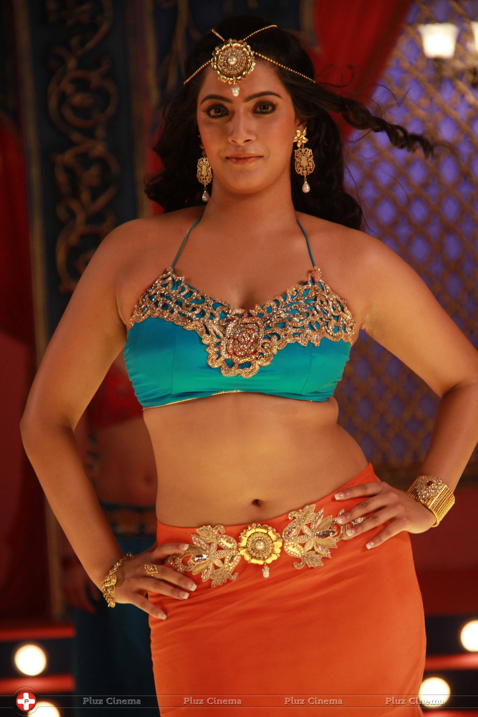 Varalaxmi Sarathkumar - Madha Gaja Raja Movie Stills | Picture 1304079