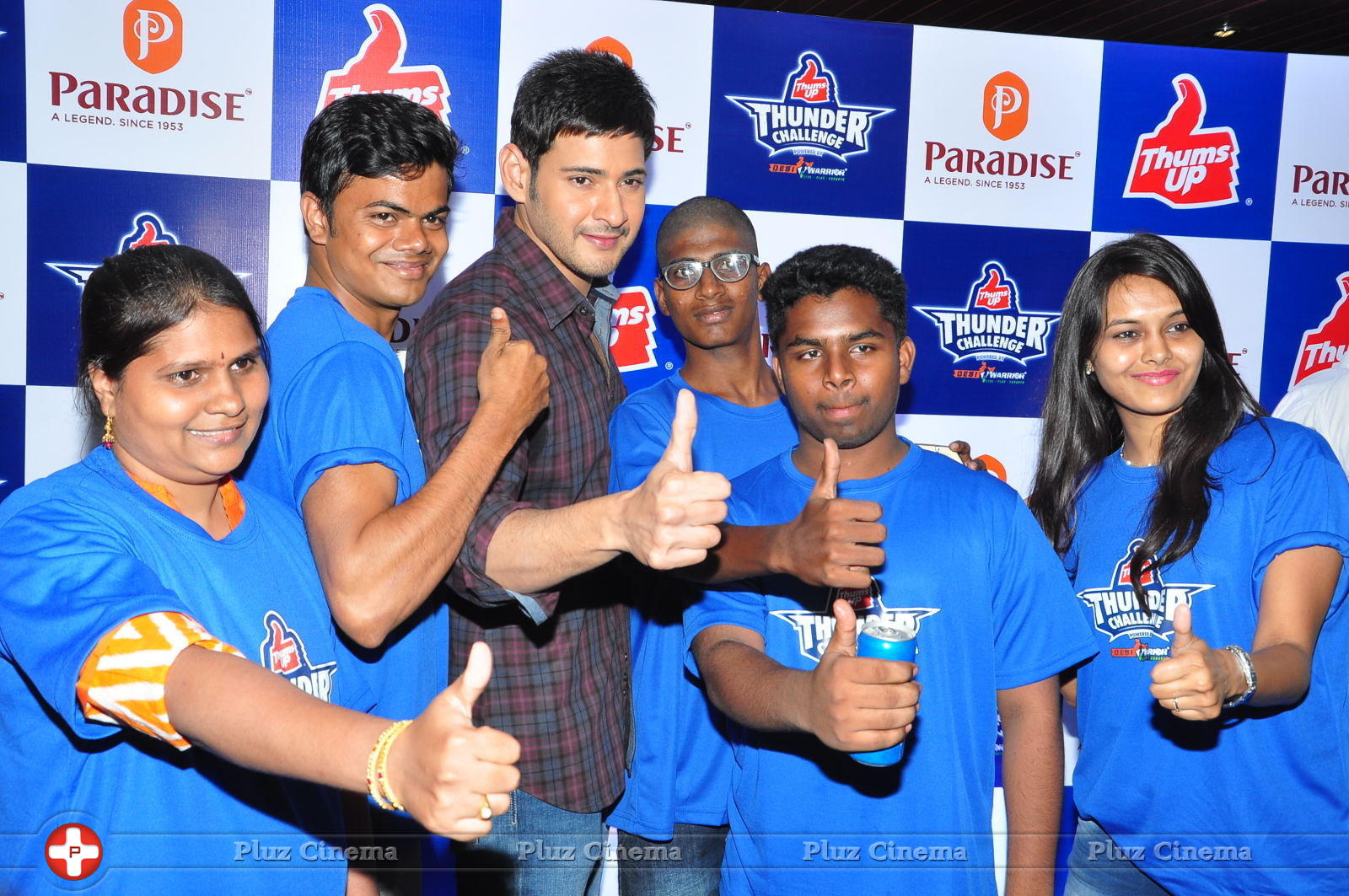 Mahesh Babu Felicitates Thumps Up Thunder Challenge Winners at Paradise Photos | Picture 1313505