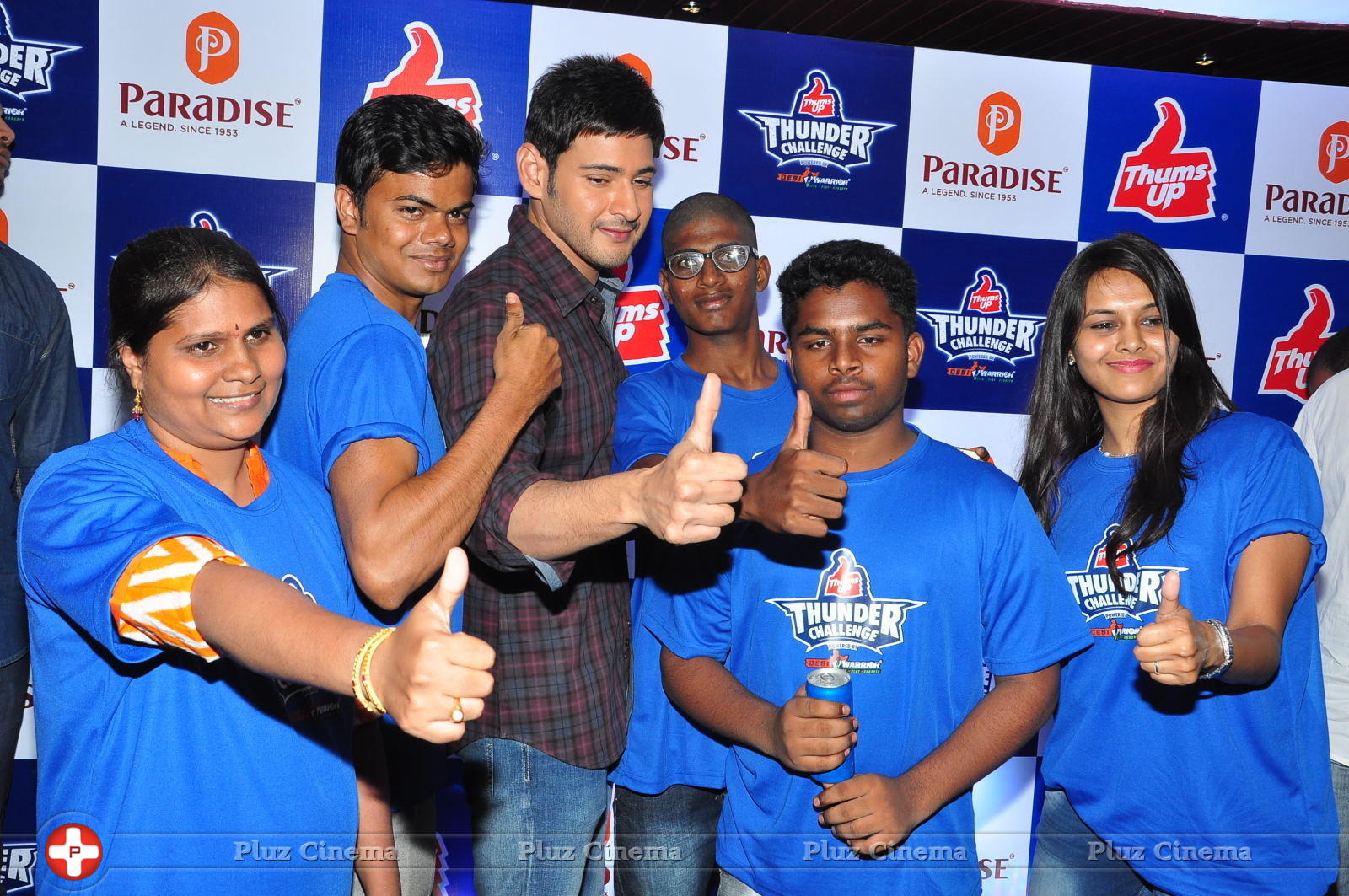 Mahesh Babu Felicitates Thumps Up Thunder Challenge Winners at Paradise Photos | Picture 1313509