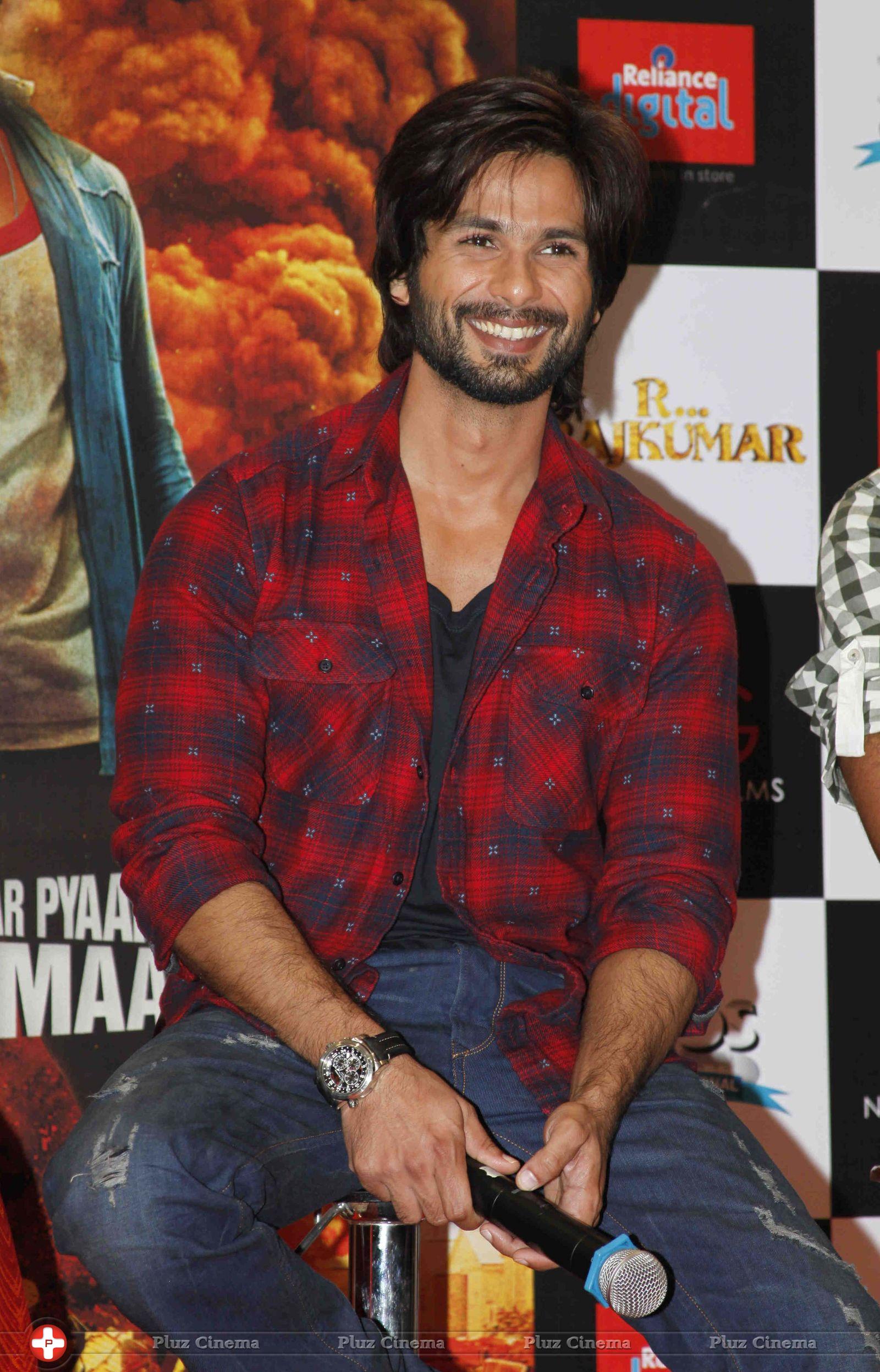 Shahid Kapoor - Shahid and Sonakshi Promote R Rajkumar at Reliance Digital Photos | Picture 657580