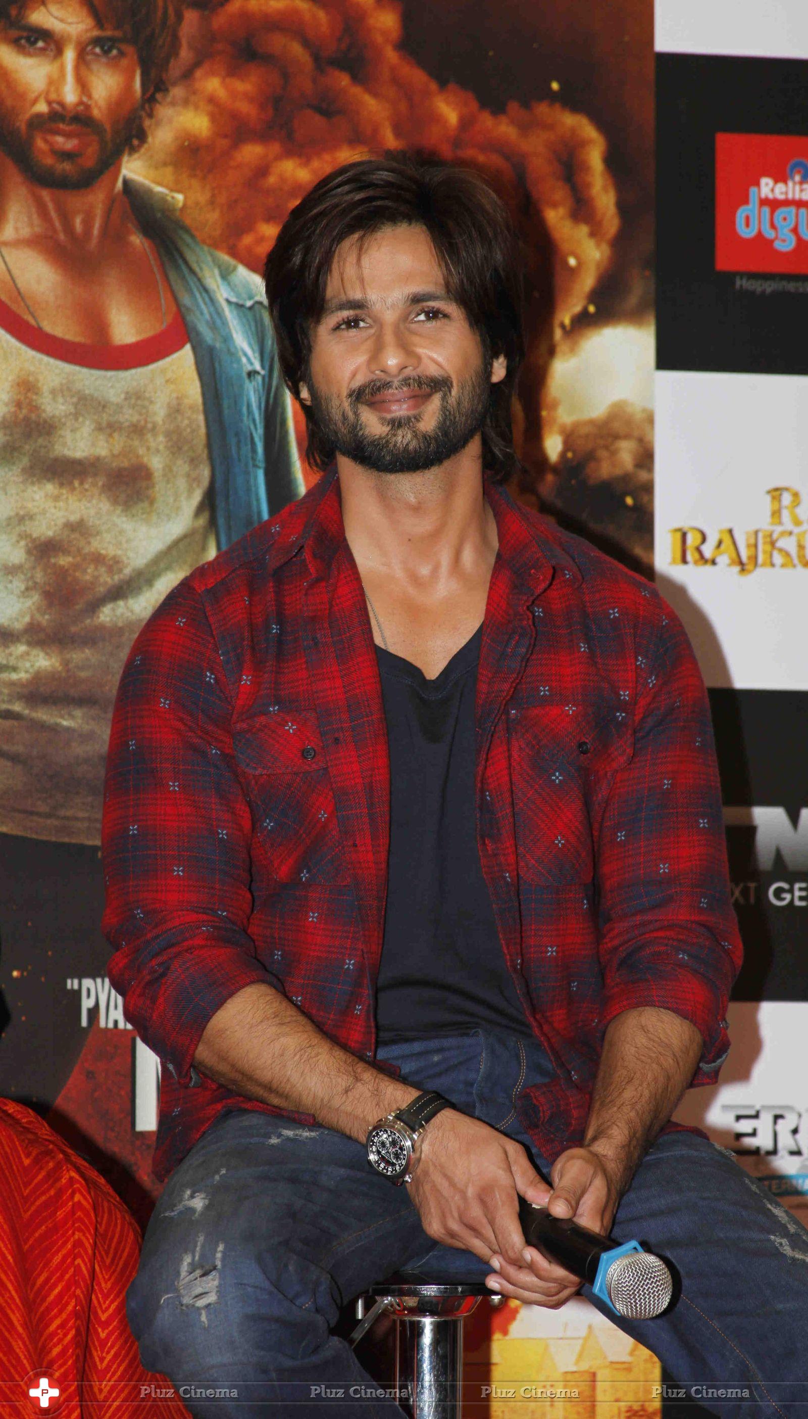 Shahid Kapoor - Shahid and Sonakshi Promote R Rajkumar at Reliance Digital Photos | Picture 657582