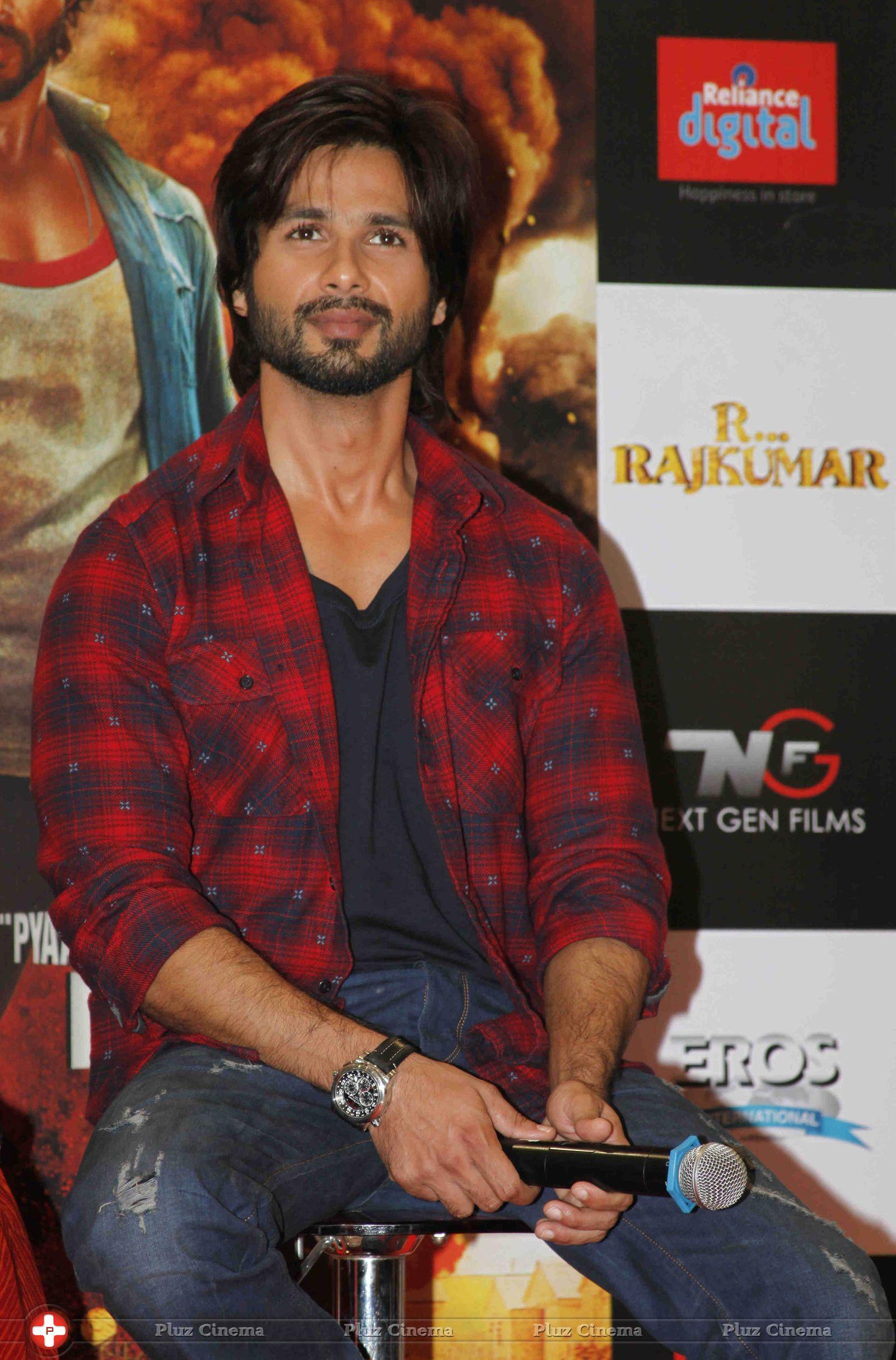 Shahid Kapoor - Shahid and Sonakshi Promote R Rajkumar at Reliance Digital Photos | Picture 657583
