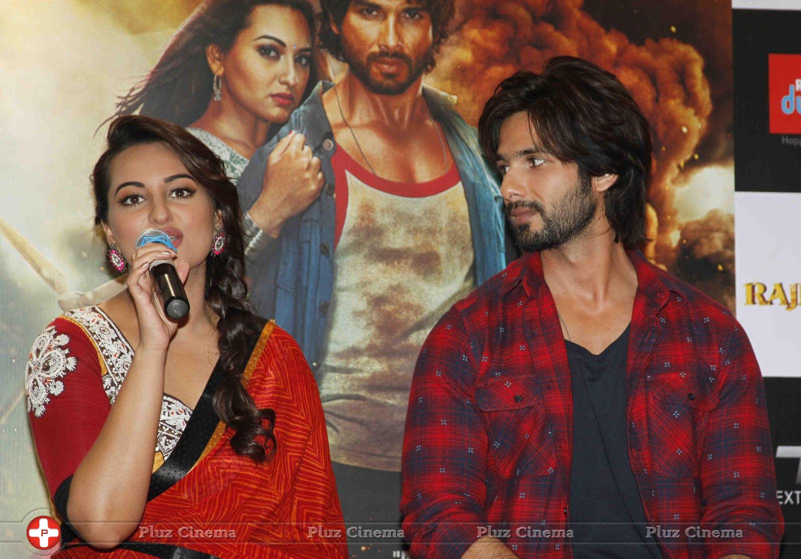 Shahid and Sonakshi Promote R Rajkumar at Reliance Digital Photos | Picture 657590