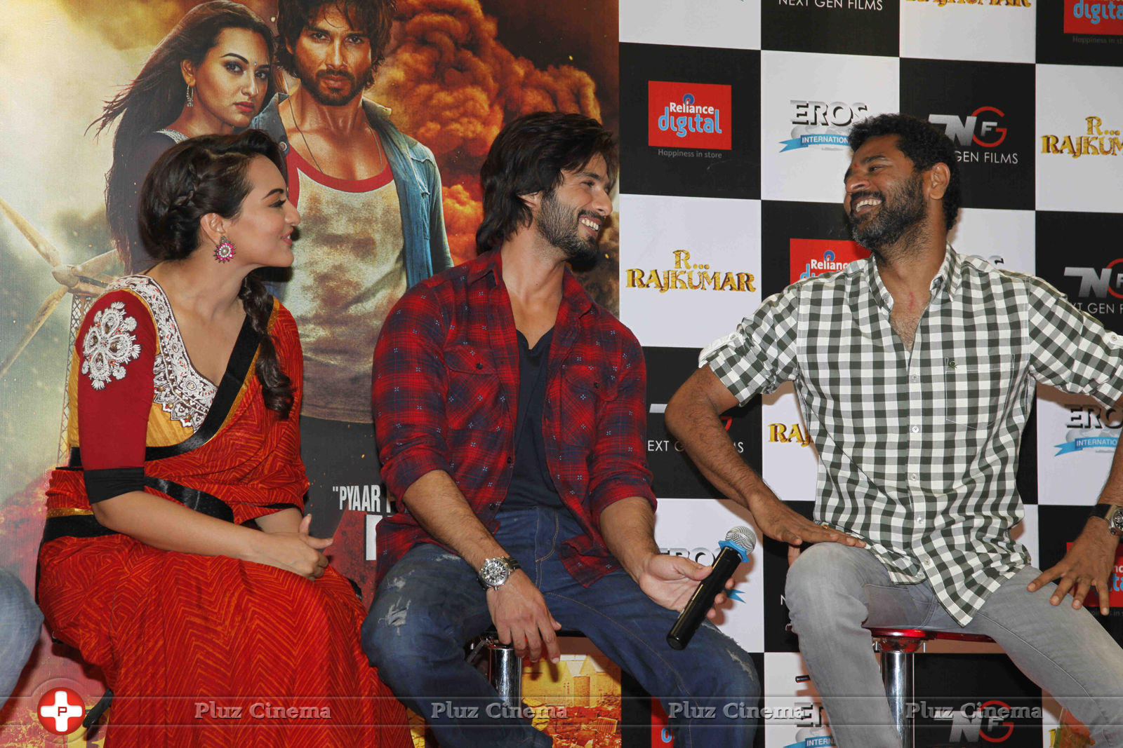Shahid and Sonakshi Promote R Rajkumar at Reliance Digital Photos | Picture 657596