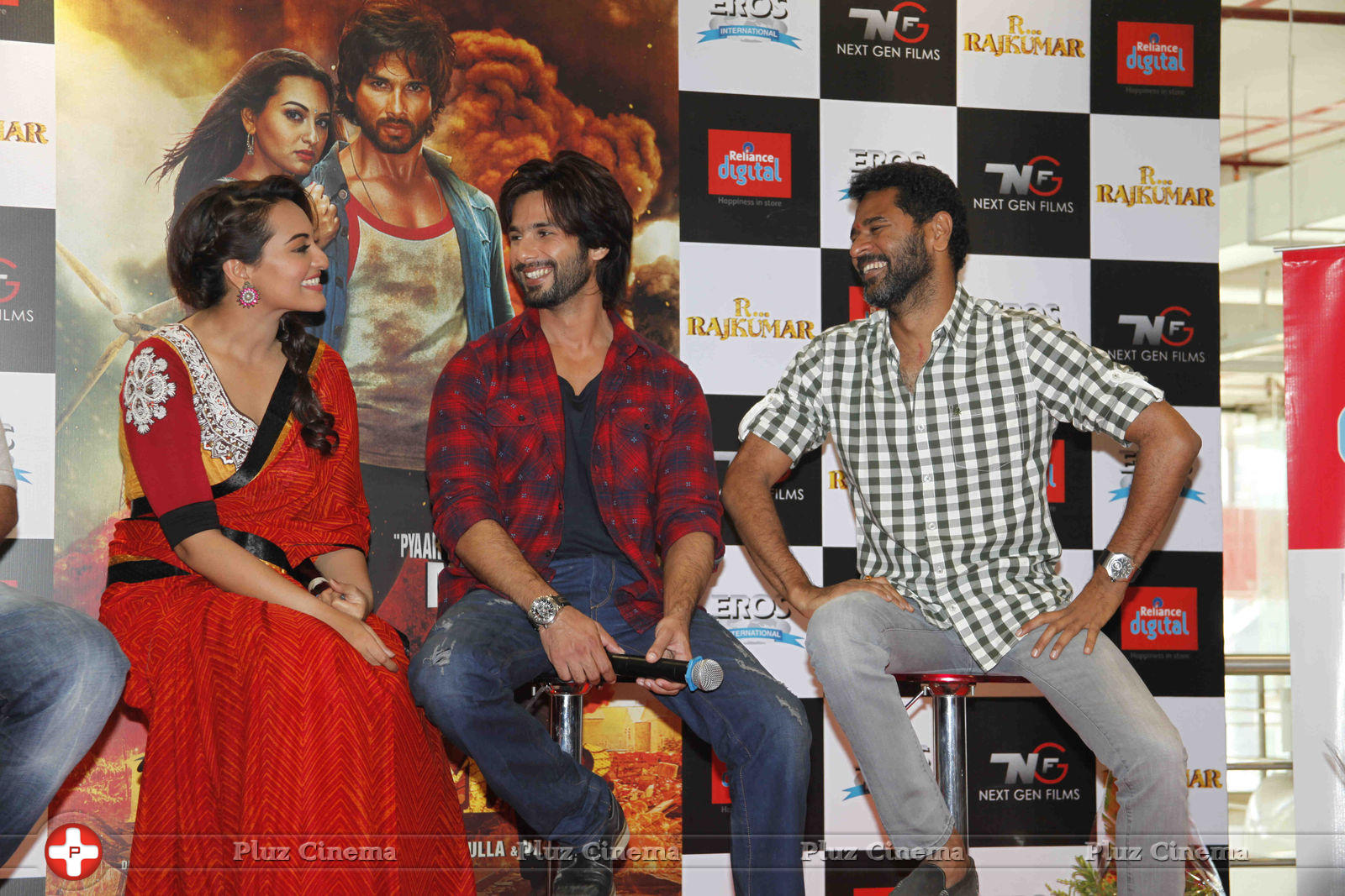 Shahid and Sonakshi Promote R Rajkumar at Reliance Digital Photos | Picture 657597