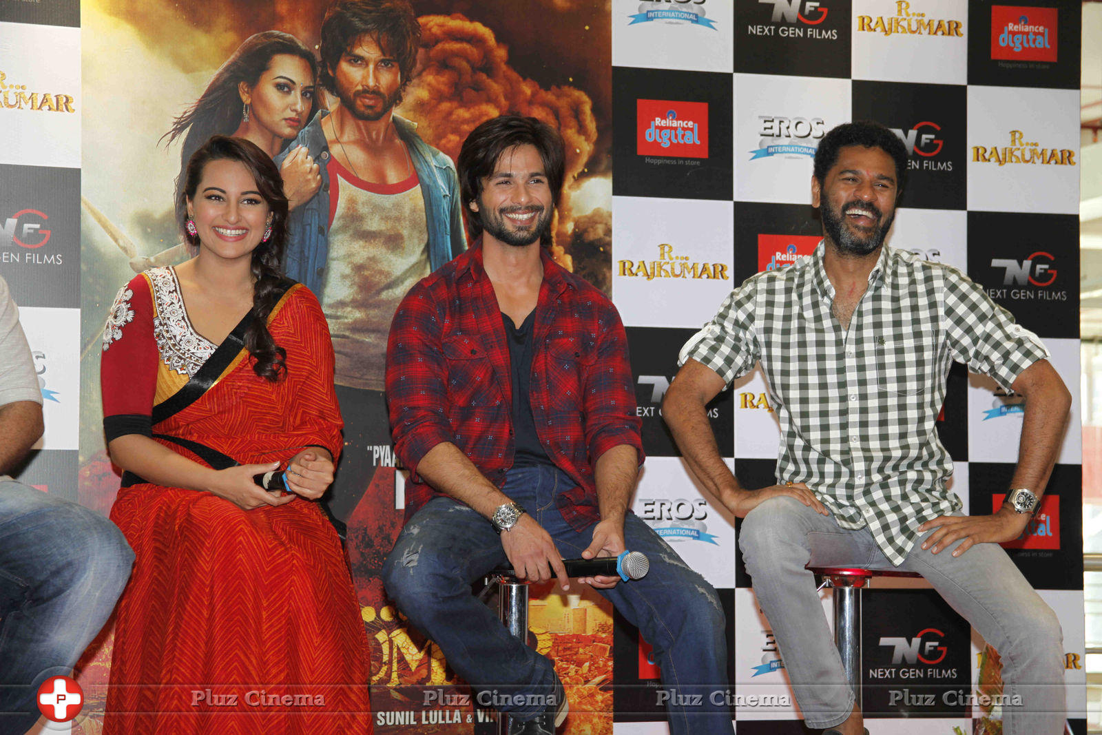 Shahid and Sonakshi Promote R Rajkumar at Reliance Digital Photos | Picture 657598
