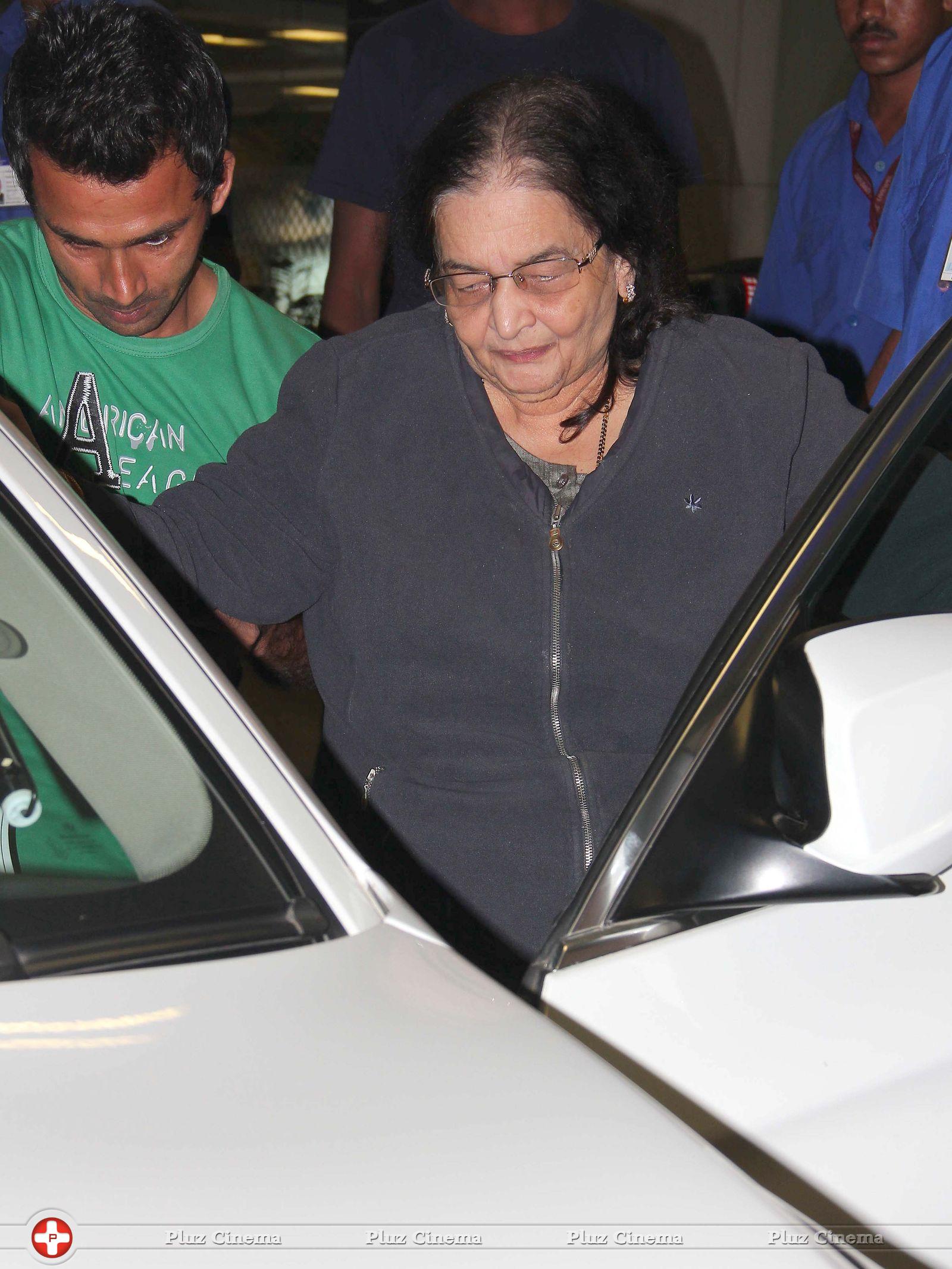 Madhuri Dixit spotted at airport Stils | Picture 660991