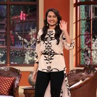 Sonakshi Sinha - Promotion of film R Rajkumar on the sets of Comedy Nights with Kapil Photos | Picture 663033
