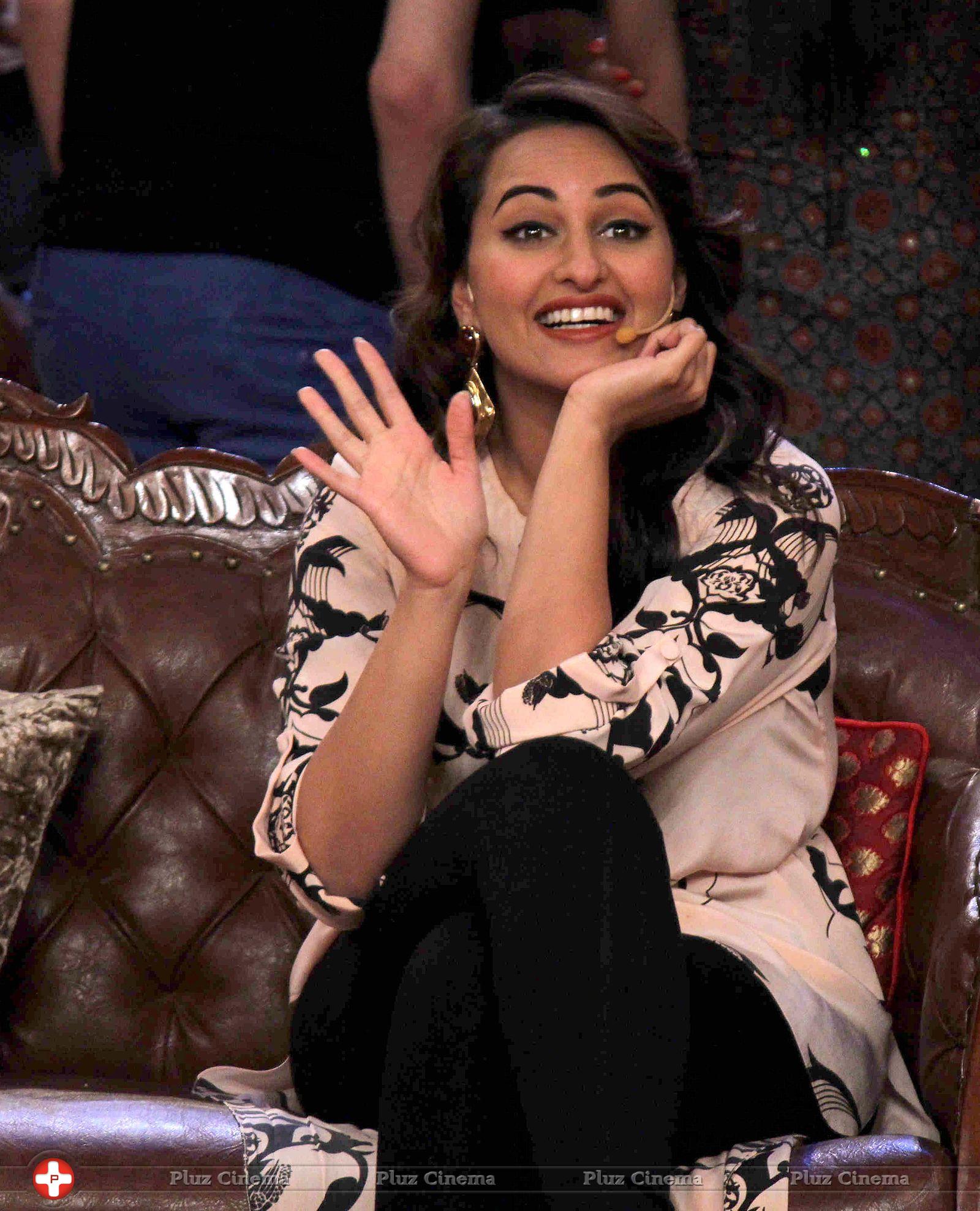 Sonakshi Sinha - Promotion of film R Rajkumar on the sets of Comedy Nights with Kapil Photos | Picture 663030