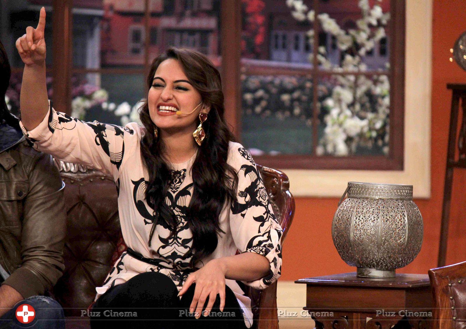 Sonakshi Sinha - Promotion of film R Rajkumar on the sets of Comedy Nights with Kapil Photos | Picture 663031