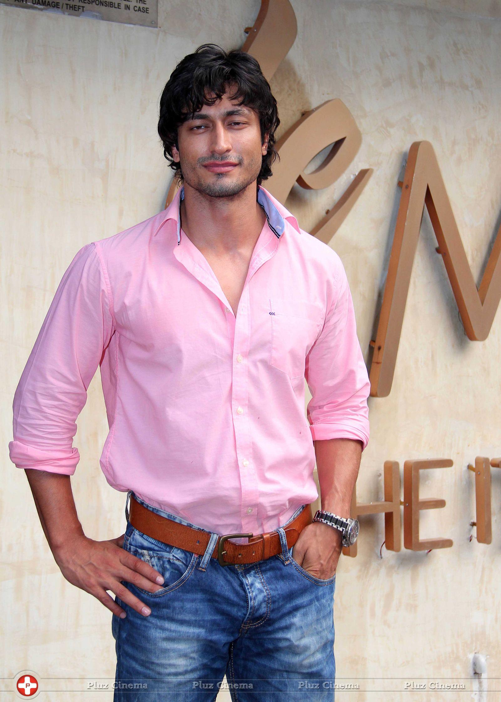 Vidyut Jamwal - Vidyut Jamwal Spotted outside a restaurant Photos | Picture 662915