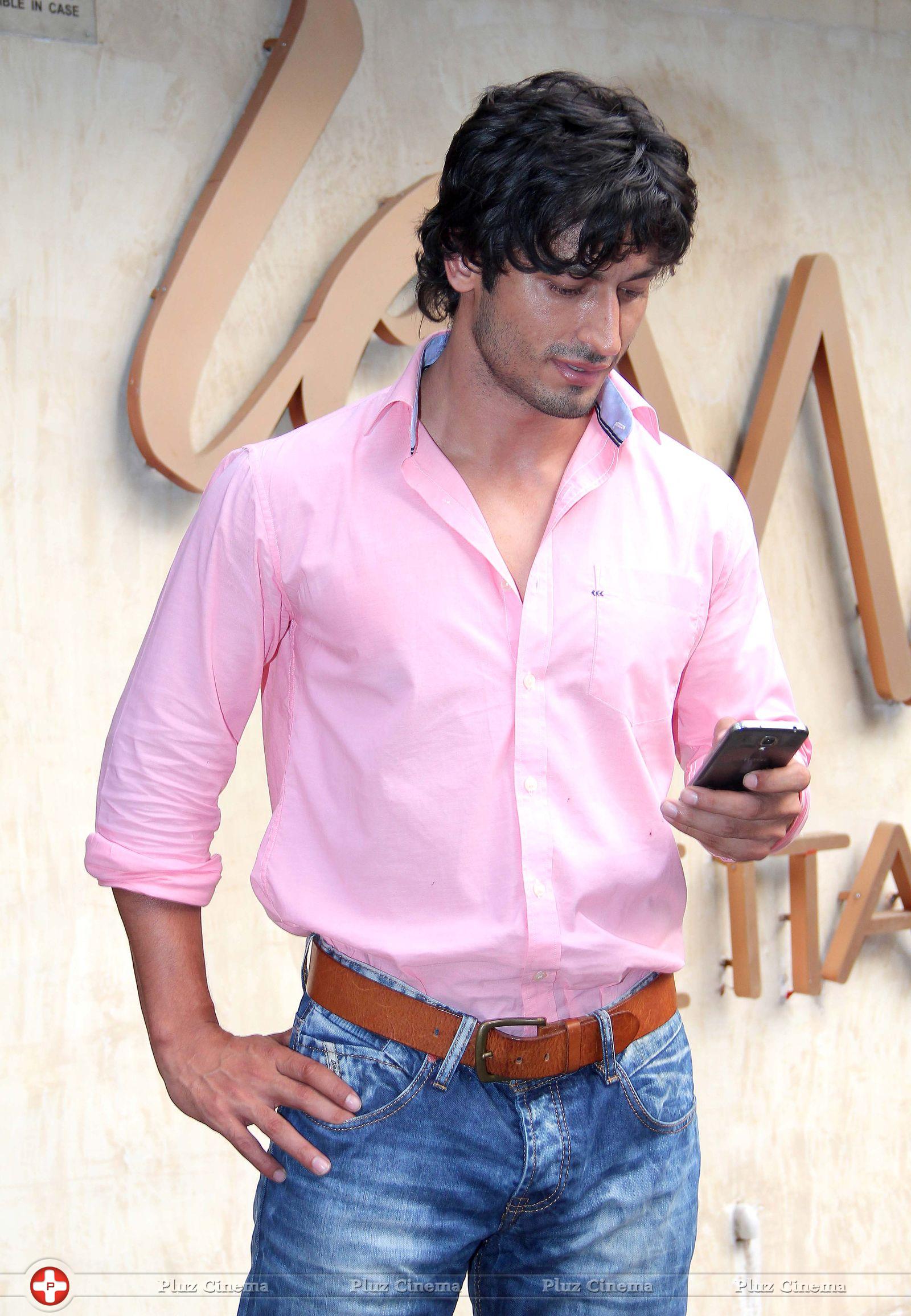 Vidyut Jamwal - Vidyut Jamwal Spotted outside a restaurant Photos | Picture 662917