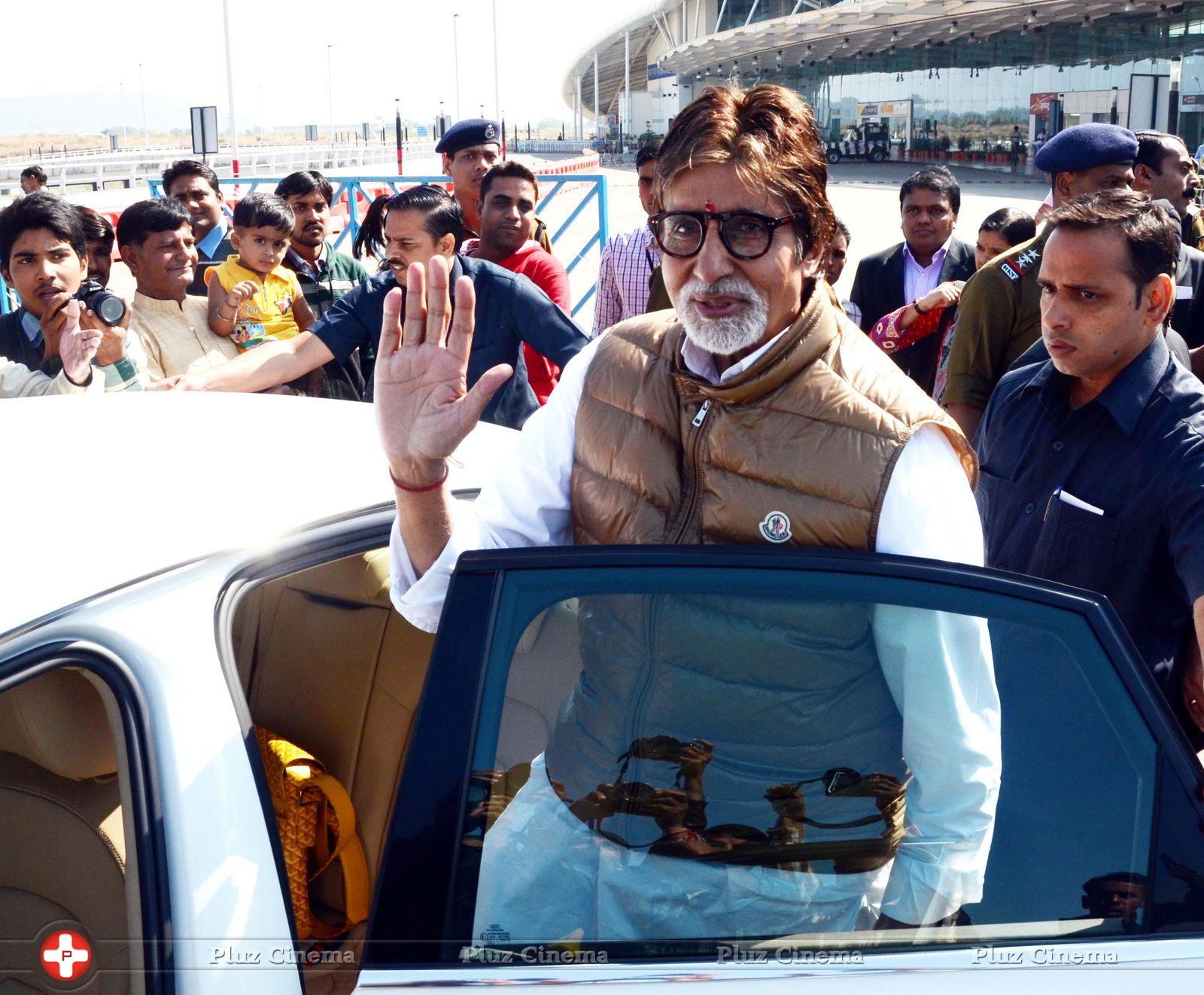 Amitabh Bachchan - Bachchan family snapped at Bhopal Airport Photos | Picture 664084
