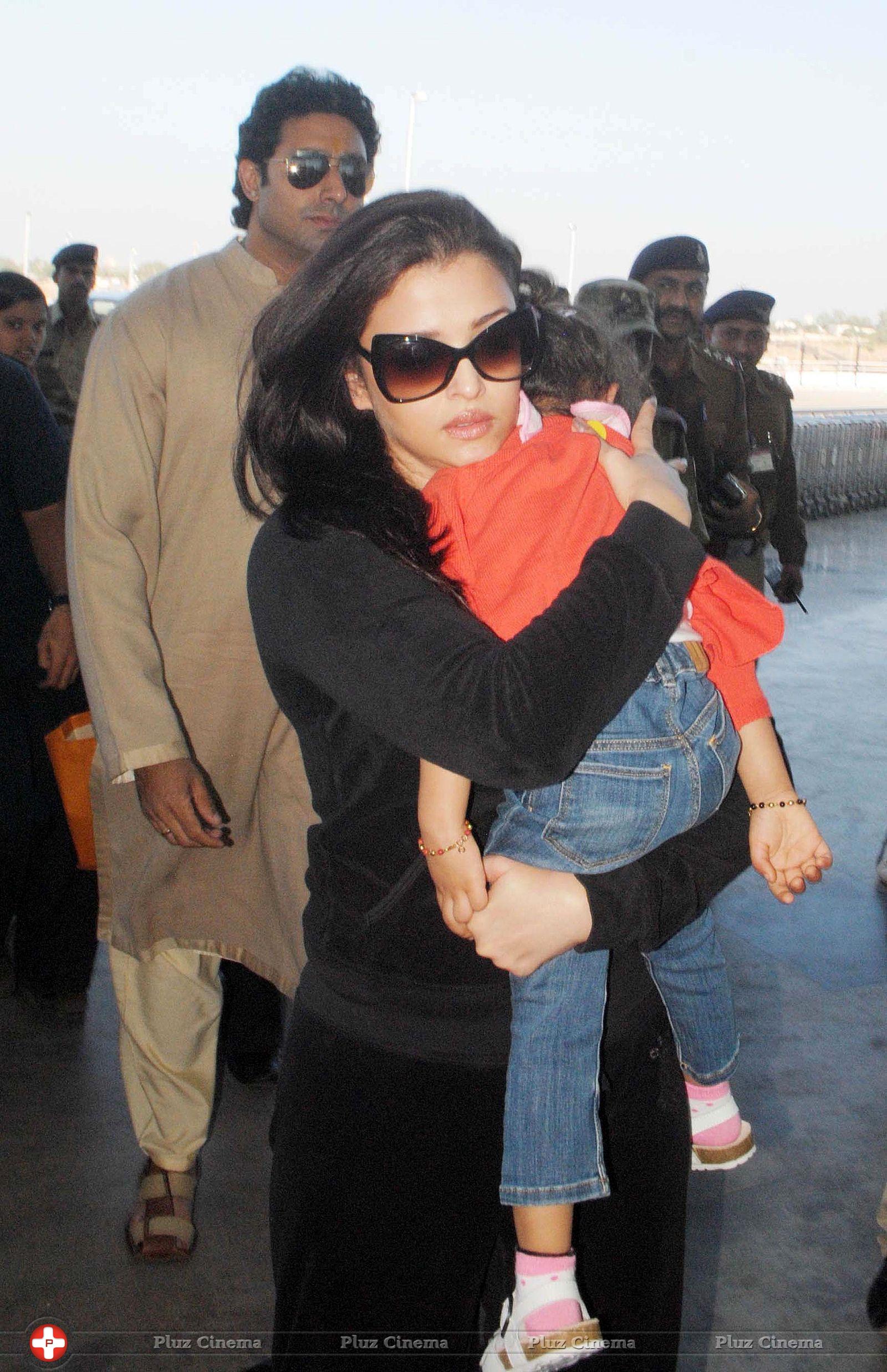 Aishwarya Rai - Bachchan family snapped at Bhopal Airport Photos | Picture 664086