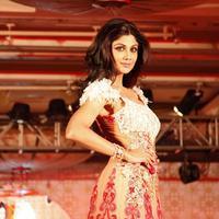 Shilpa Shetty - Shilpa Shetty walks for Rohit Verma Show for Marigold Watches Photos | Picture 672380