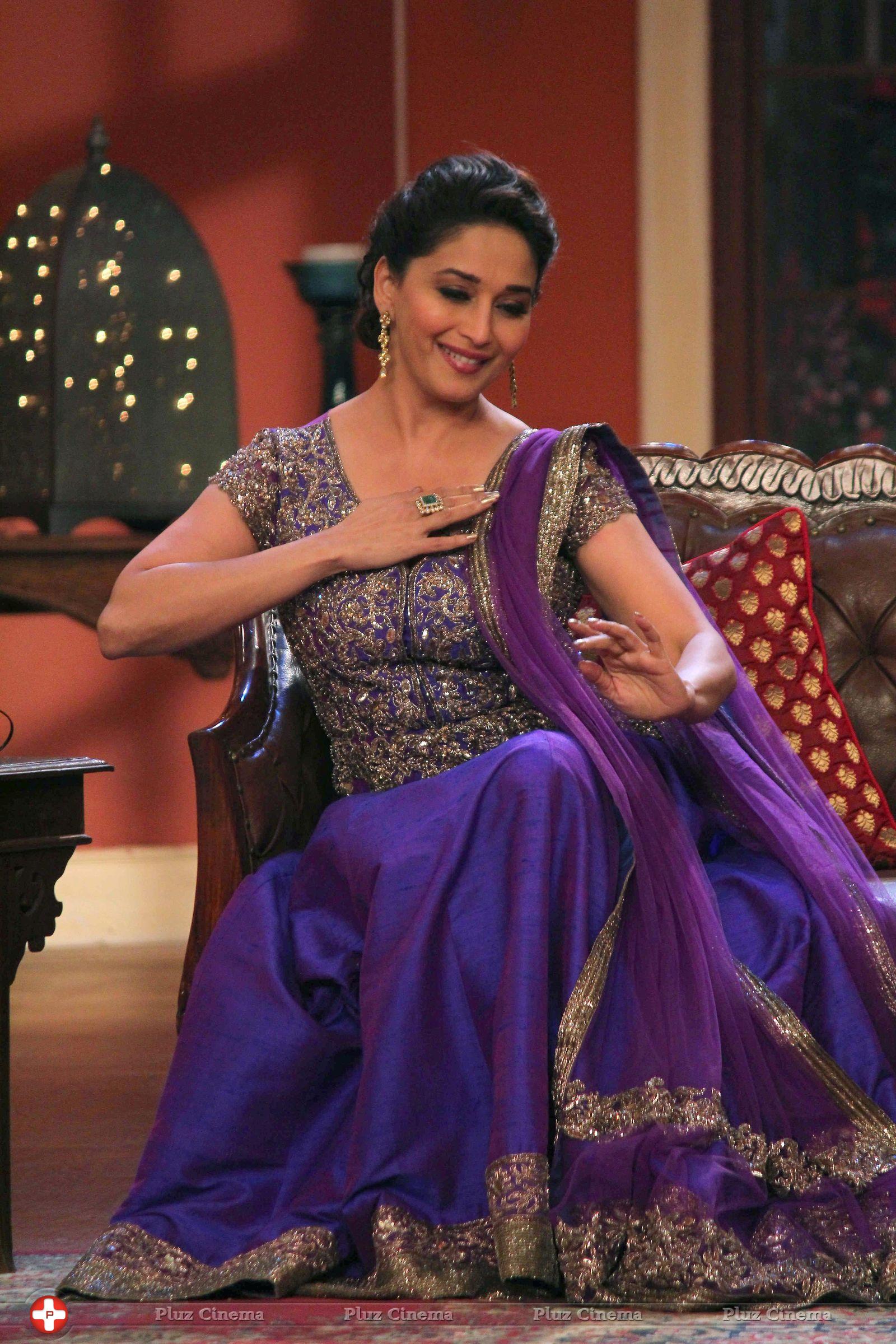 Madhuri Dixit - Promotion of film Dedh Ishqiya on sets of Comedy Nights with Kapil Photos | Picture 675368
