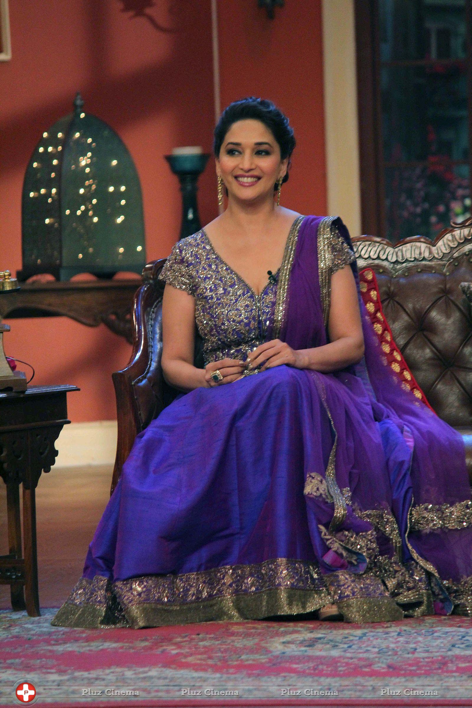 Madhuri Dixit - Promotion of film Dedh Ishqiya on sets of Comedy Nights with Kapil Photos | Picture 675406