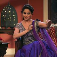 Madhuri Dixit - Promotion of film Dedh Ishqiya on sets of Comedy Nights with Kapil Photos | Picture 675367