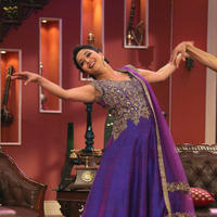Madhuri Dixit - Promotion of film Dedh Ishqiya on sets of Comedy Nights with Kapil Photos | Picture 675384