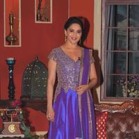 Madhuri Dixit - Promotion of film Dedh Ishqiya on sets of Comedy Nights with Kapil Photos | Picture 675399