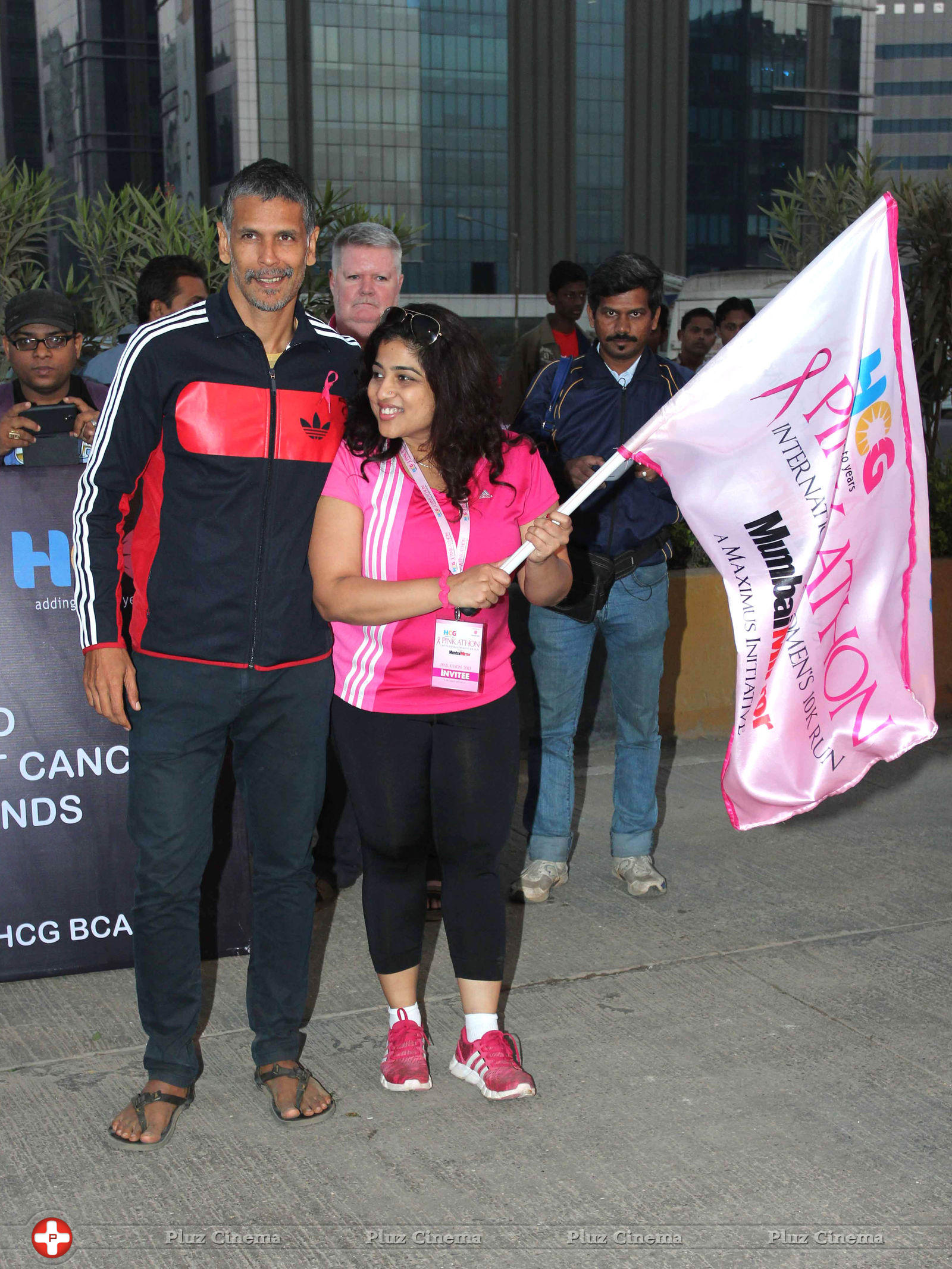 Milind Soman & Gul Panag at HCG Pinkathon for Breast Awareness 2013 Photos | Picture 680464