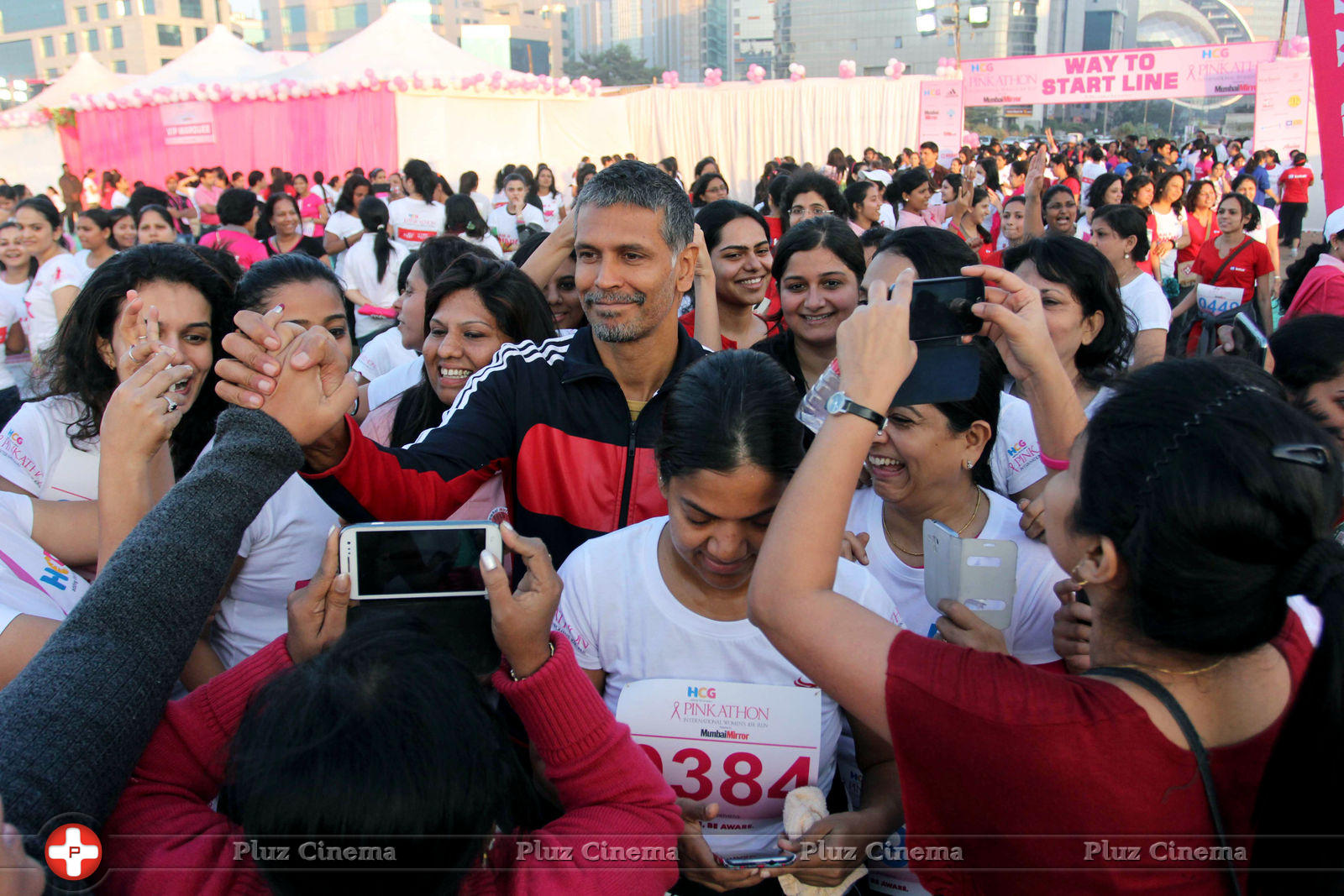 Milind Soman & Gul Panag at HCG Pinkathon for Breast Awareness 2013 Photos | Picture 680470
