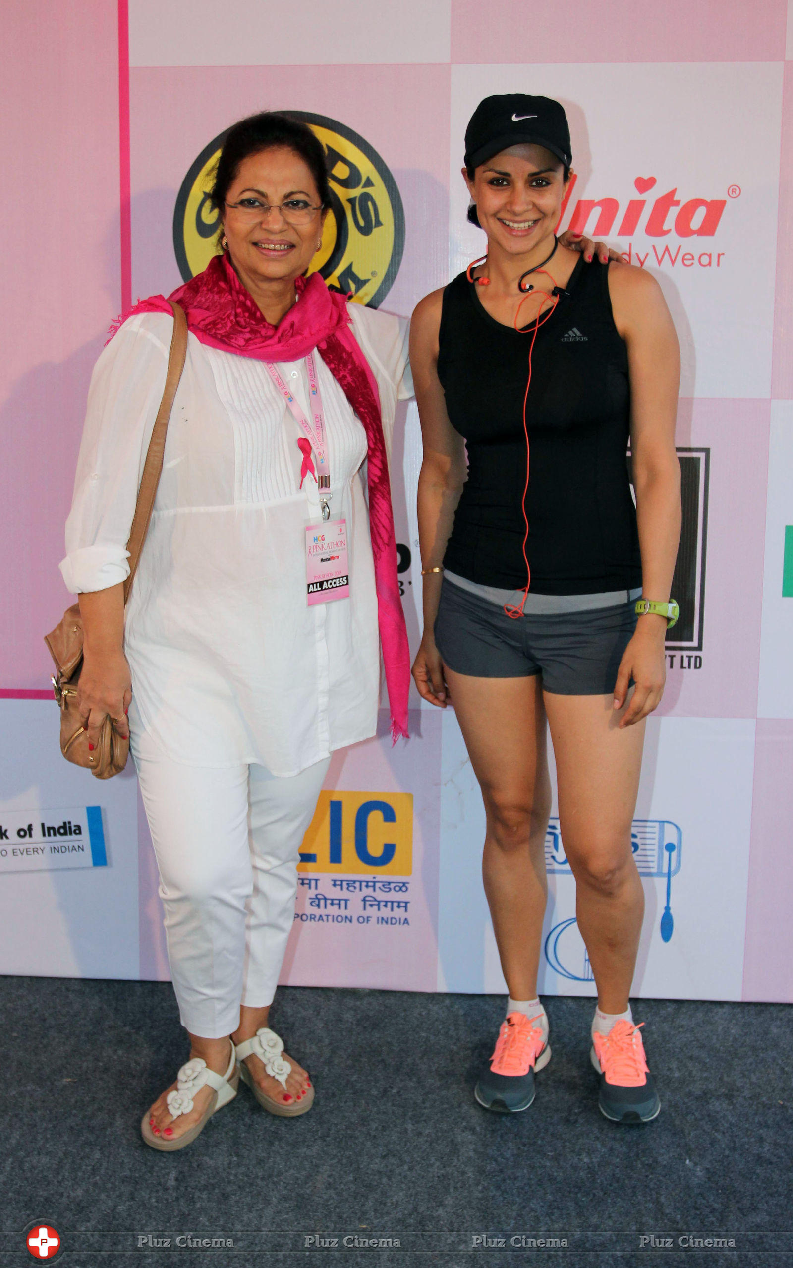 Milind Soman & Gul Panag at HCG Pinkathon for Breast Awareness 2013 Photos | Picture 680471
