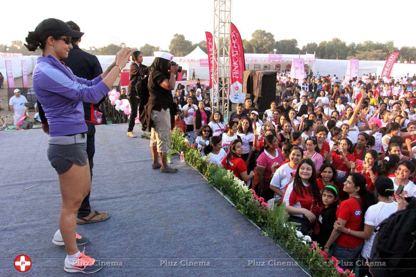 Milind Soman & Gul Panag at HCG Pinkathon for Breast Awareness 2013 Photos | Picture 680478