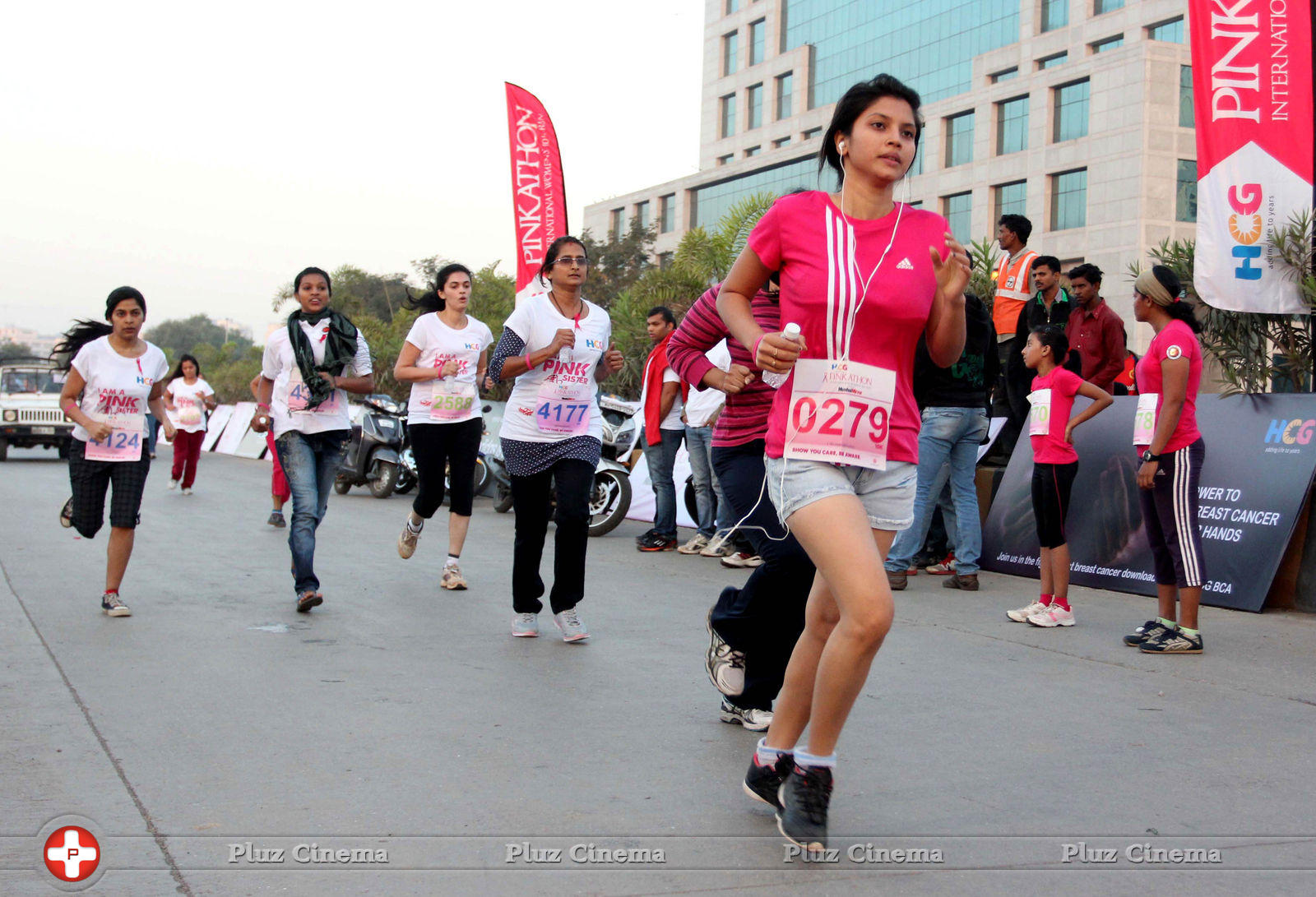 Milind Soman & Gul Panag at HCG Pinkathon for Breast Awareness 2013 Photos | Picture 680483