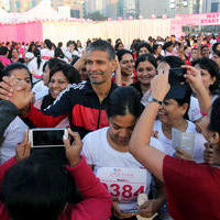 Milind Soman & Gul Panag at HCG Pinkathon for Breast Awareness 2013 Photos | Picture 680470