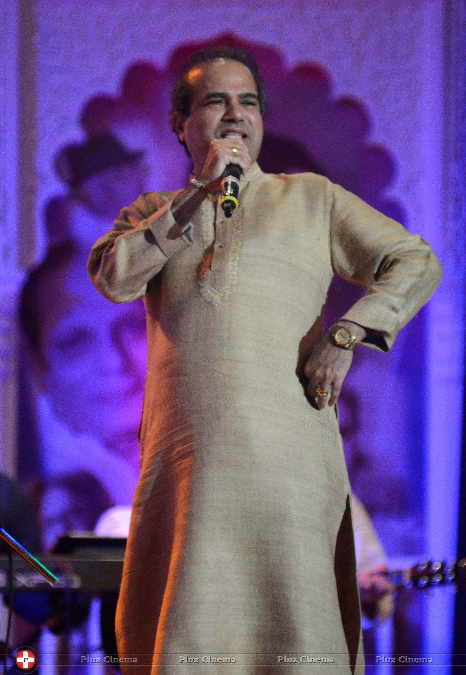 Suresh Wadkar - Amitabh Bachchan at MNCS 7th Anniversary Function Photos | Picture 685848