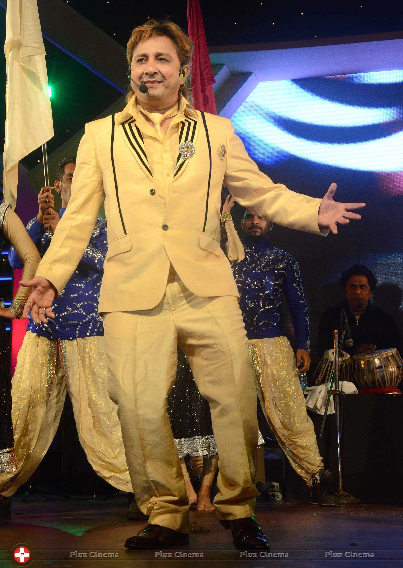 Sukhwinder Singh - Mulund Carnival Festival Grand Finale 2013 Photos | Picture 687920