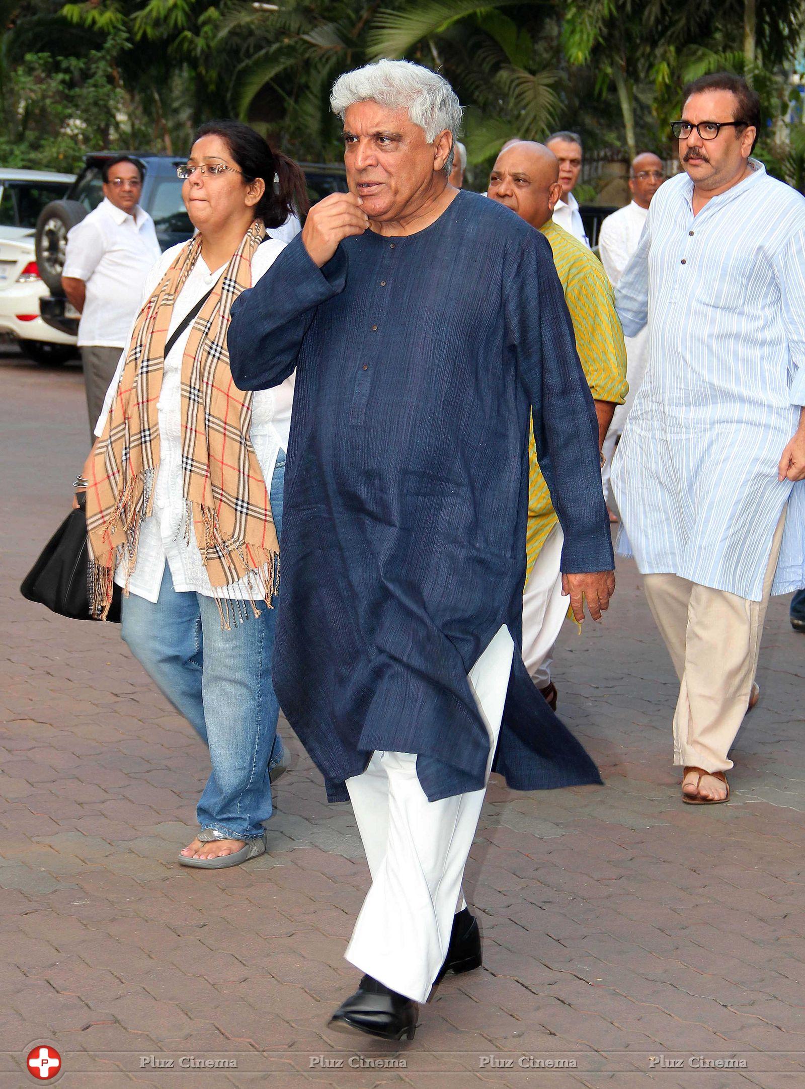 Javed Akhtar - Celebrities attend funeral of Farooq Sheikh Photos | Picture 689149