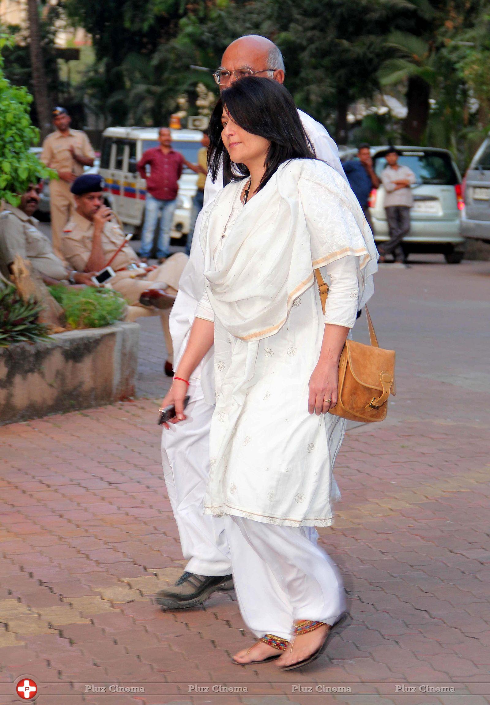 Sarika - Celebrities attend funeral of Farooq Sheikh Photos | Picture 689165