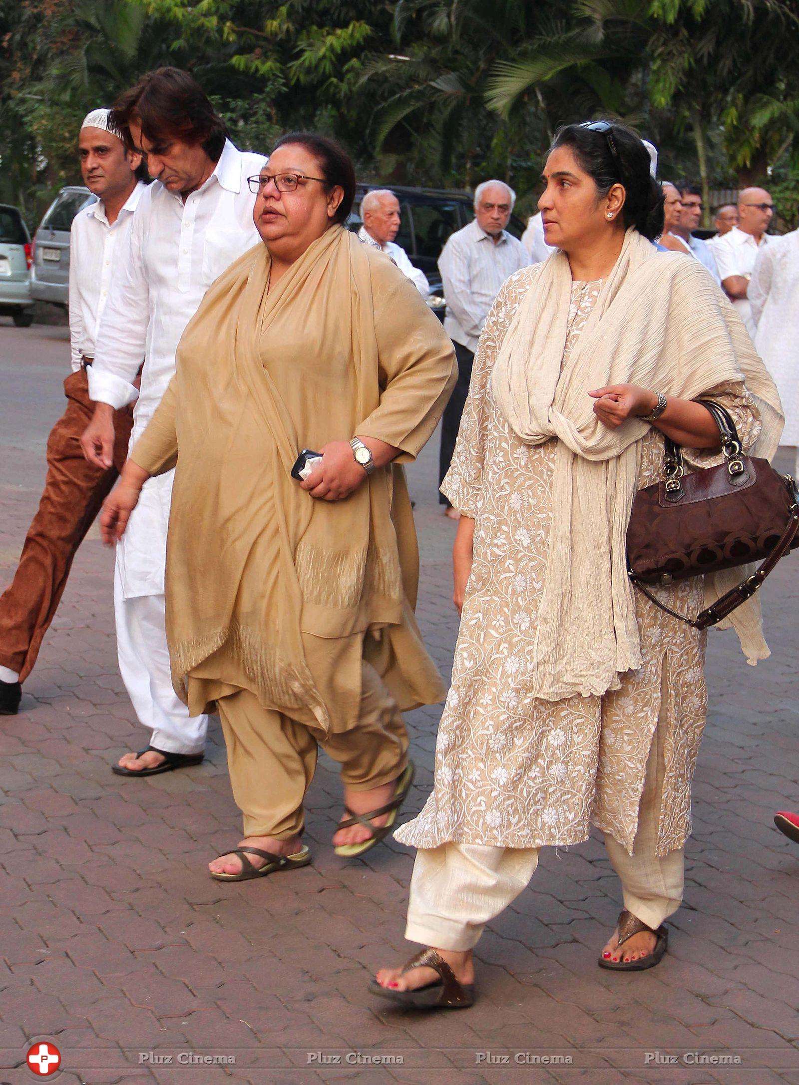 Celebrities attend funeral of Farooq Sheikh Photos | Picture 689167