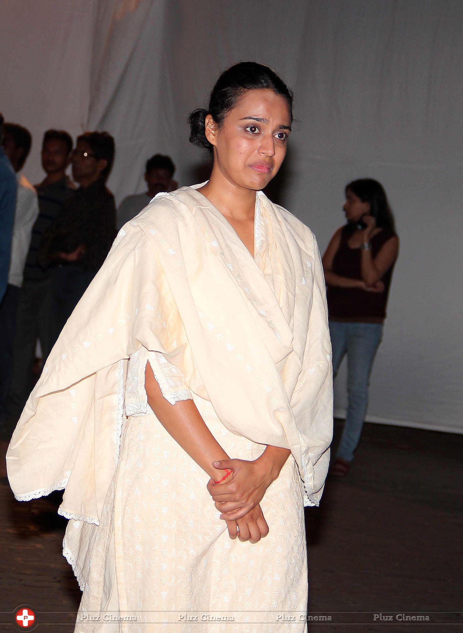 Swara Bhaskar - Celebrities attend funeral of Farooq Sheikh Photos | Picture 689180