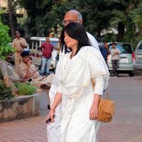 Sarika - Celebrities attend funeral of Farooq Sheikh Photos | Picture 689165