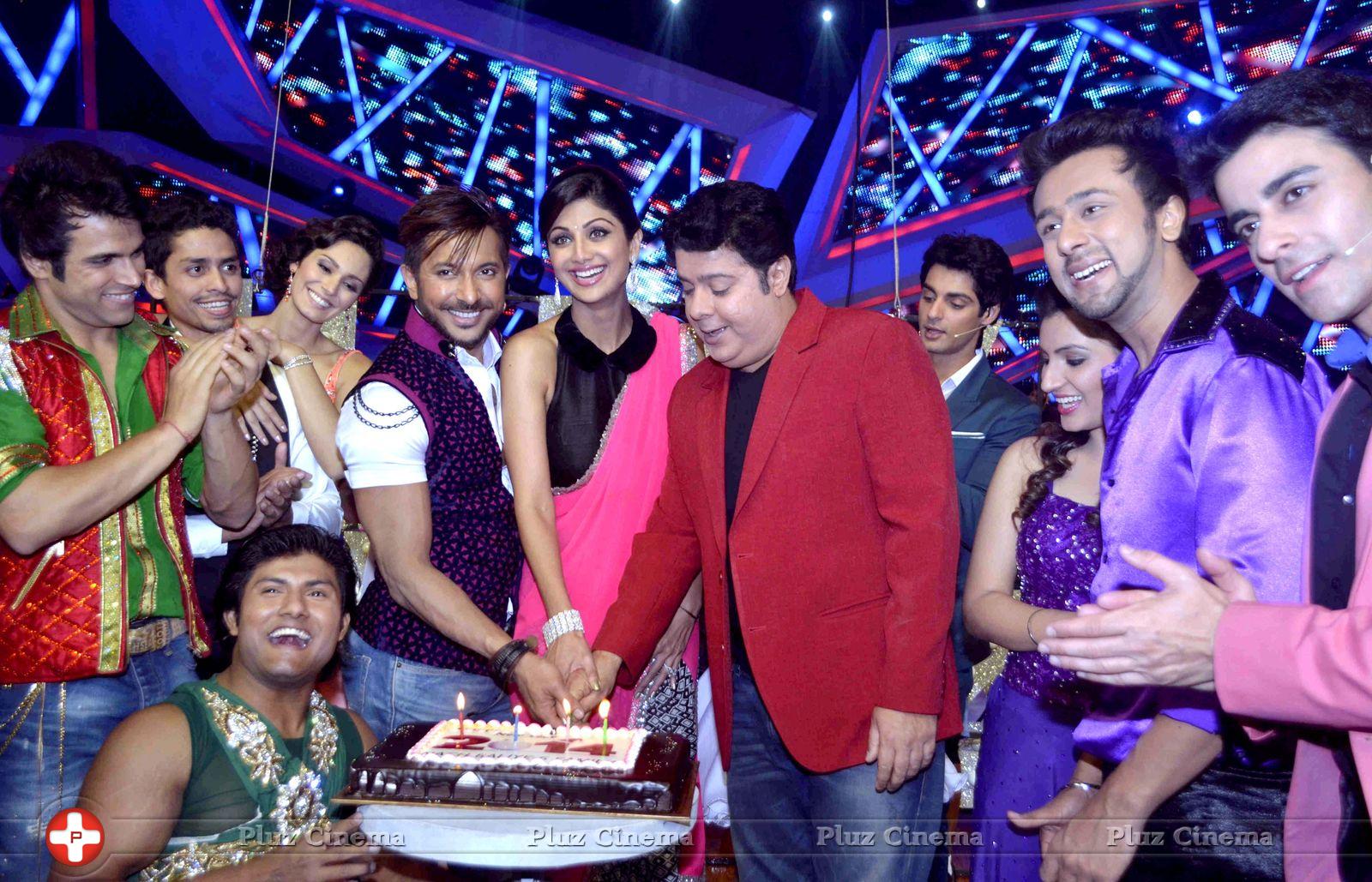 New Year cake cutting on the set of Nach Baliye 6 Photos | Picture 688940