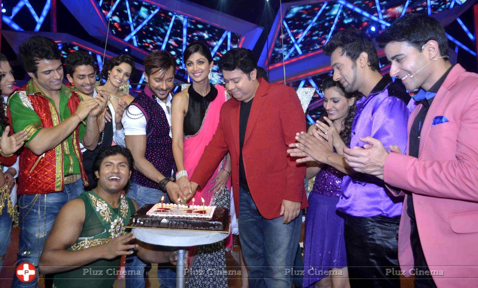 New Year cake cutting on the set of Nach Baliye 6 Photos | Picture 688943
