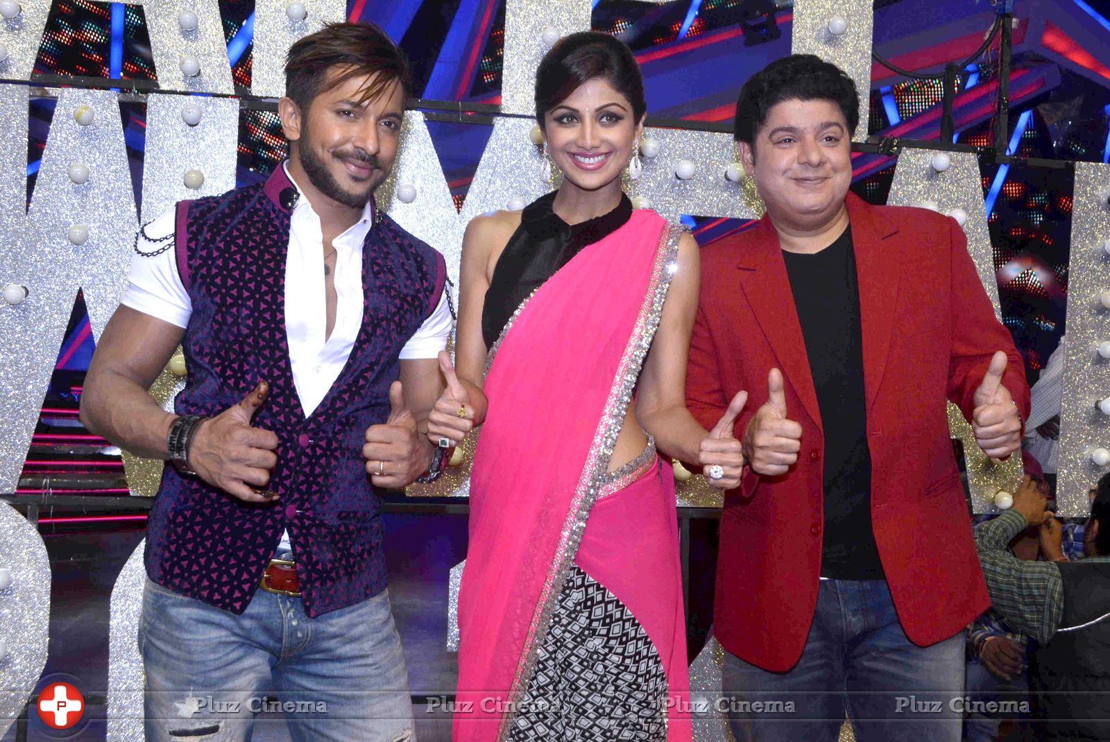New Year cake cutting on the set of Nach Baliye 6 Photos | Picture 688947