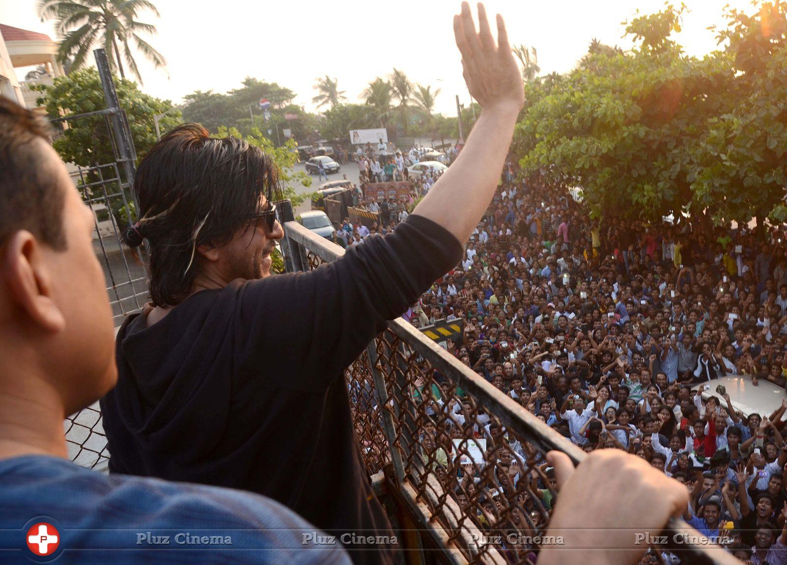 Shahrukh Khan - Shahrukh Khan Celebrates his 48th Birthday Photos | Picture 625628