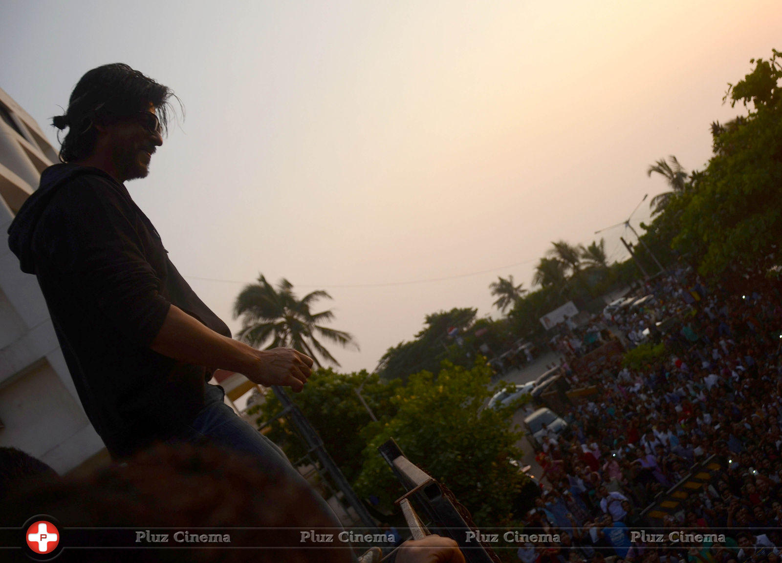 Shahrukh Khan - Shahrukh Khan Celebrates his 48th Birthday Photos | Picture 625631