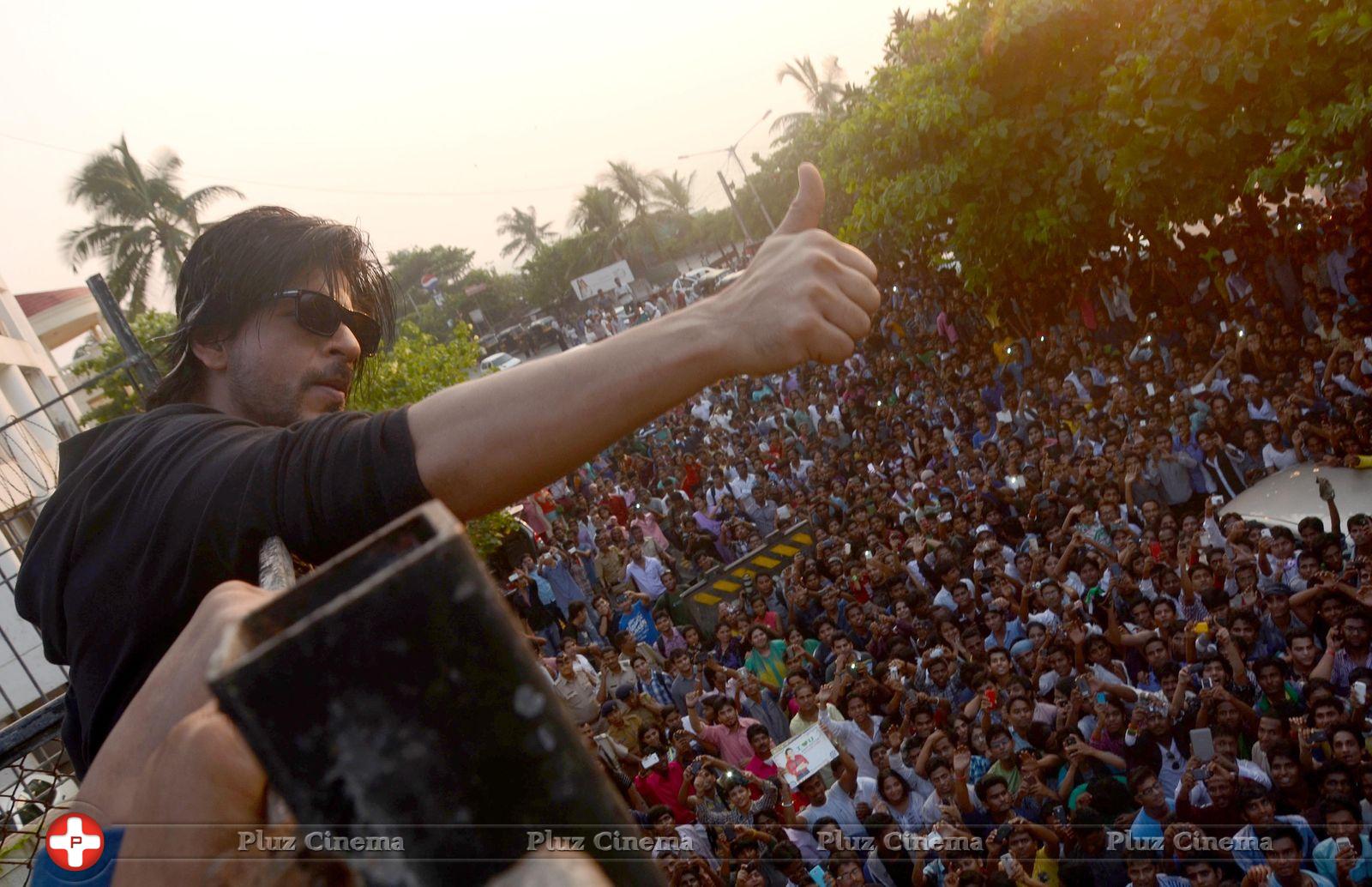 Shahrukh Khan - Shahrukh Khan Celebrates his 48th Birthday Photos | Picture 625632