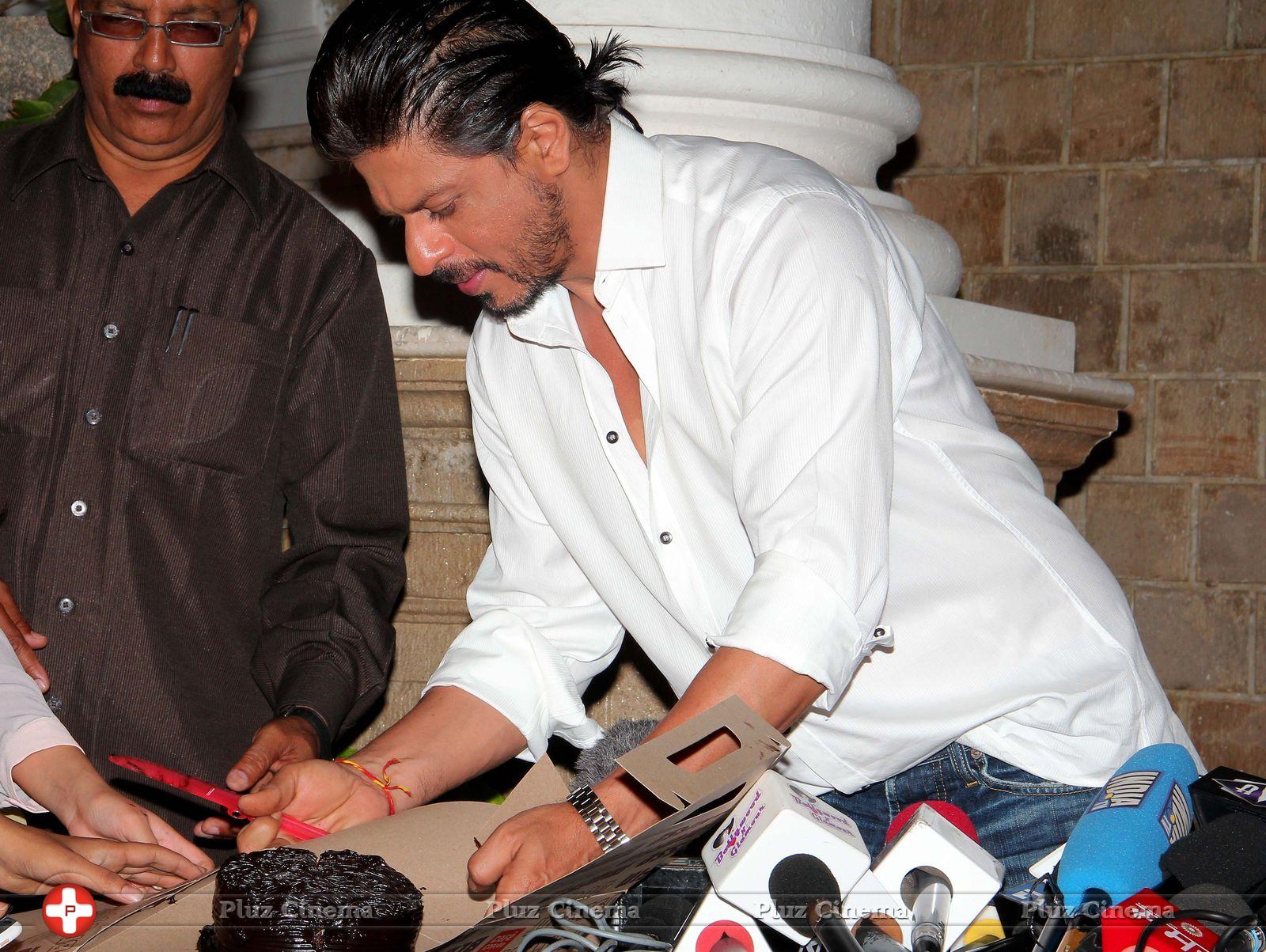 Shahrukh Khan - Shahrukh Khan Celebrates his 48th Birthday Photos | Picture 625654