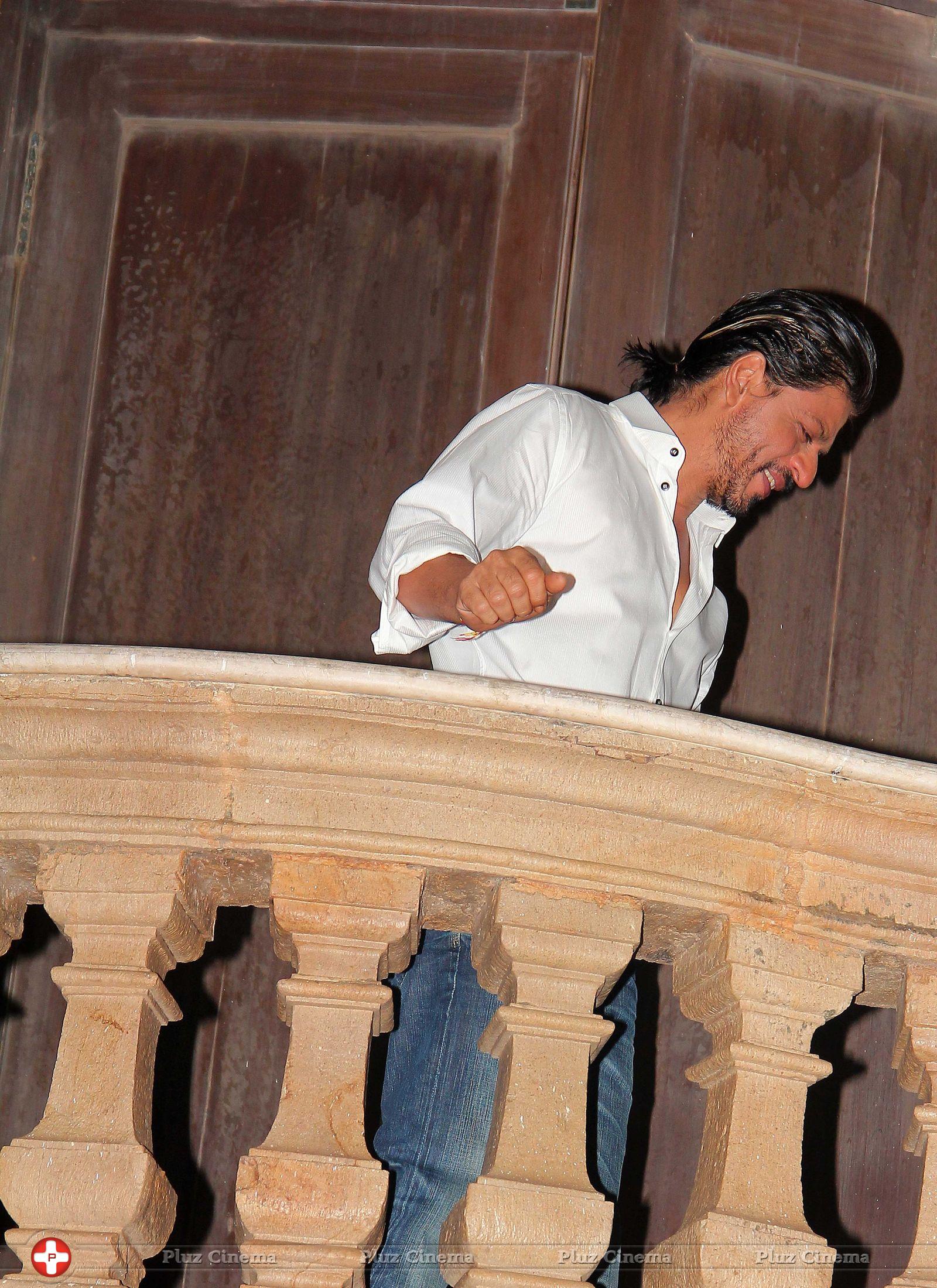 Shahrukh Khan - Shahrukh Khan Celebrates his 48th Birthday Photos | Picture 625662