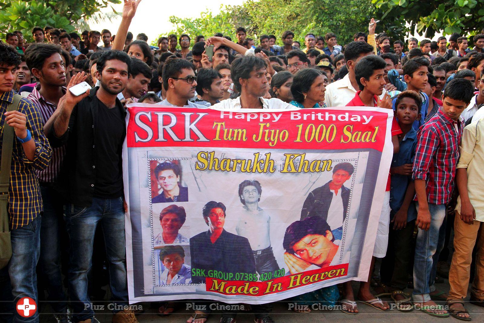Shahrukh Khan - Shahrukh Khan Celebrates his 48th Birthday Photos | Picture 625664