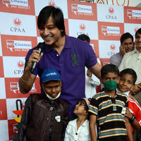Vivek Oberoi - Vivek Oberoi Celebrates Diwali with Cancer Affected Children Photos | Picture 626012