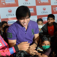 Vivek Oberoi - Vivek Oberoi Celebrates Diwali with Cancer Affected Children Photos | Picture 626017